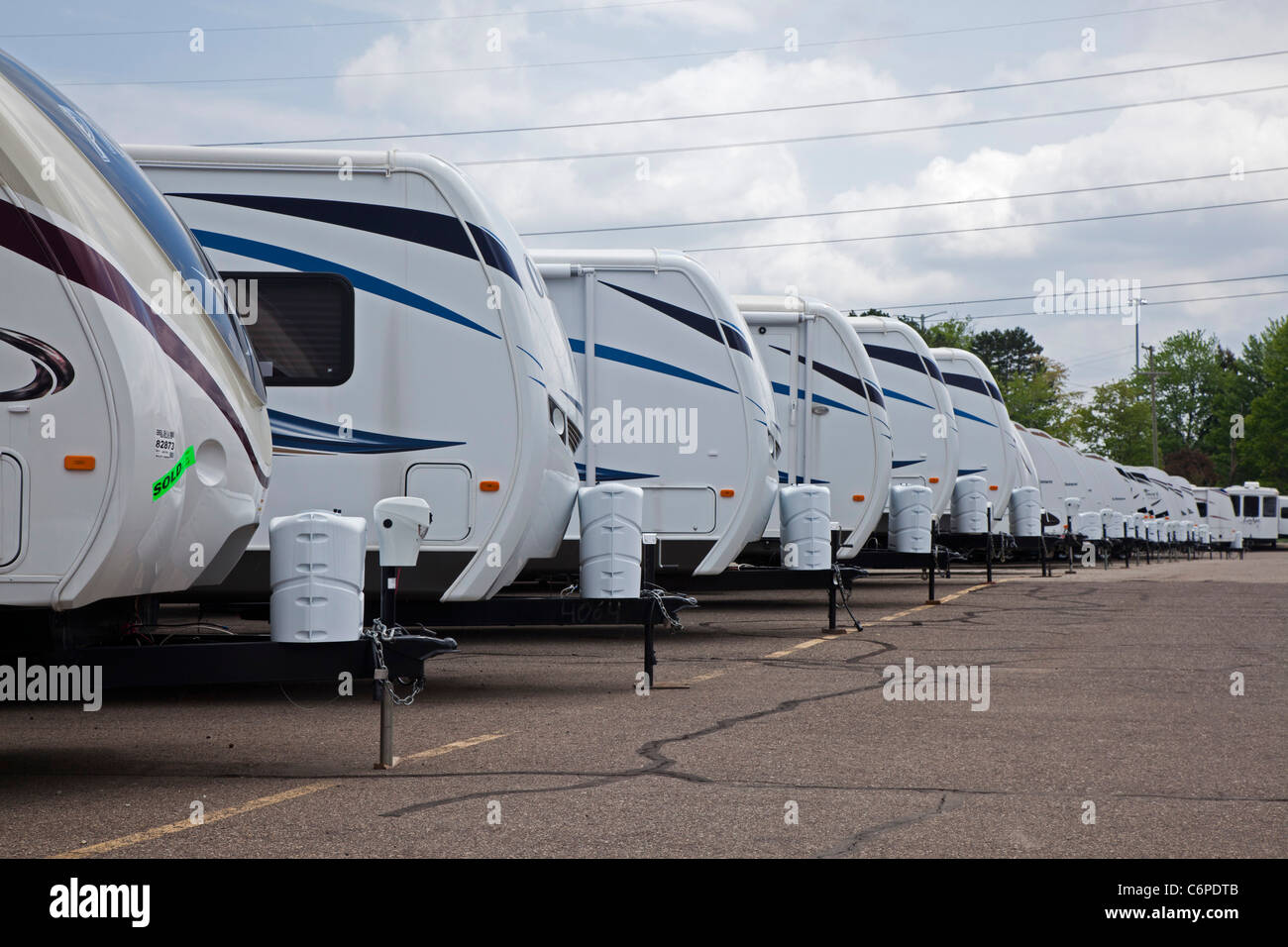 Wixom, Michigan - Wohnwagen zum Verkauf an ein Freizeitfahrzeug-Händler. Stockfoto