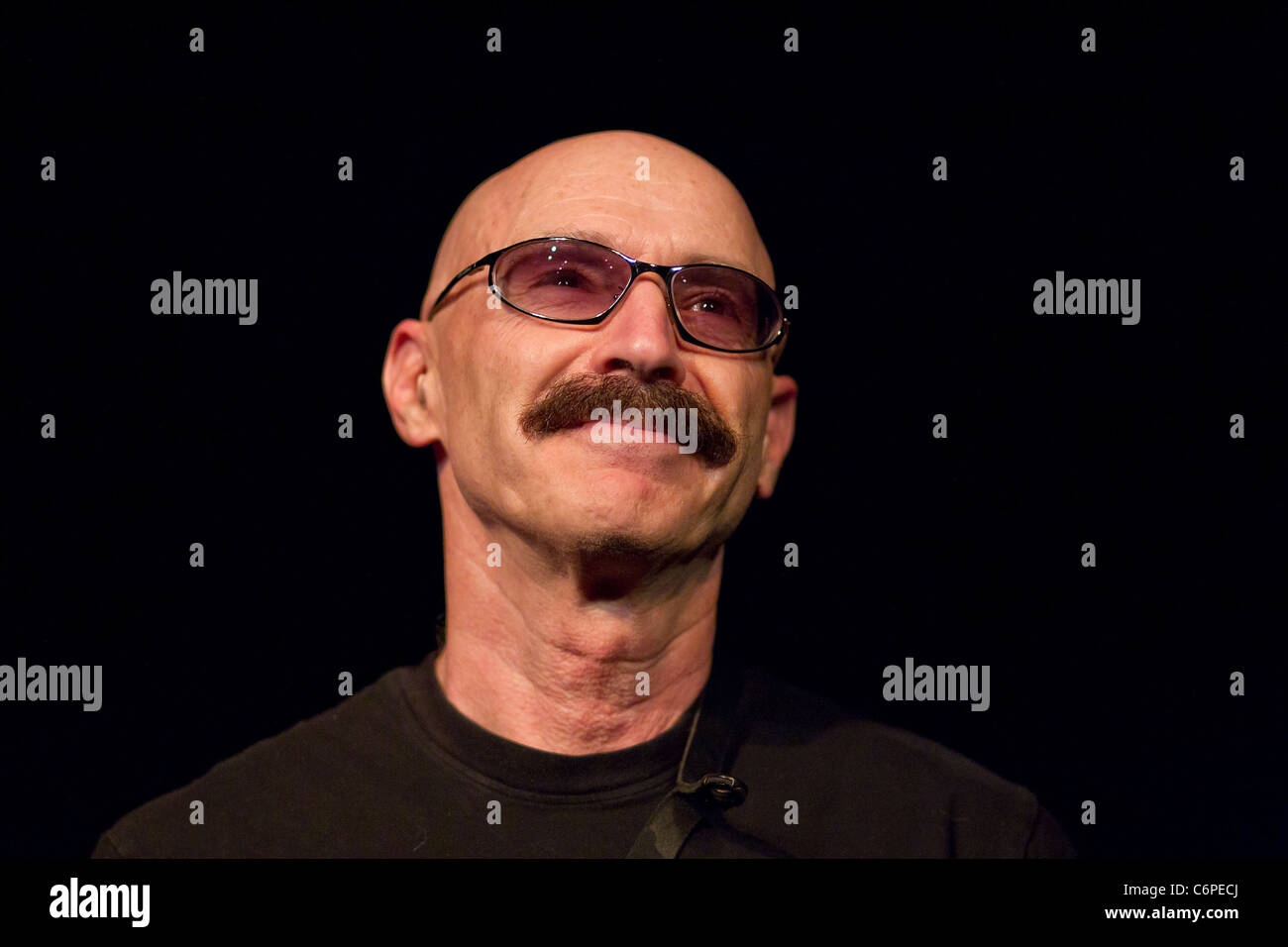 Tony Levin, der die Gruppe Strichmännchen die live Music Box Lissabon