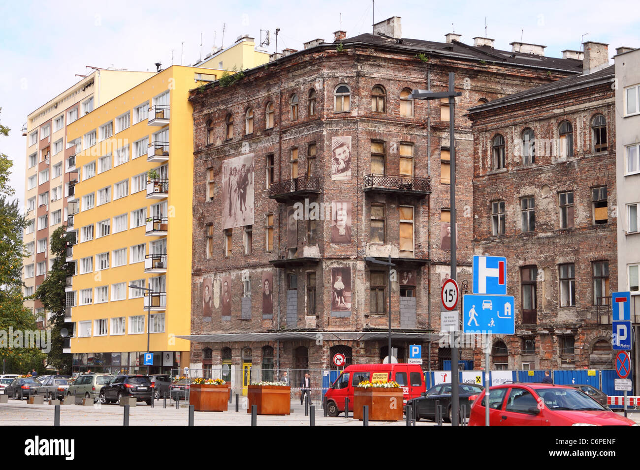 Warschau Polen der Ulica Ul Prozna Straße Teil des alten jüdischen Ghetto-Bereich mit Fotos von ehemaligen Bewohnern neben modernen Wohnungen Stockfoto