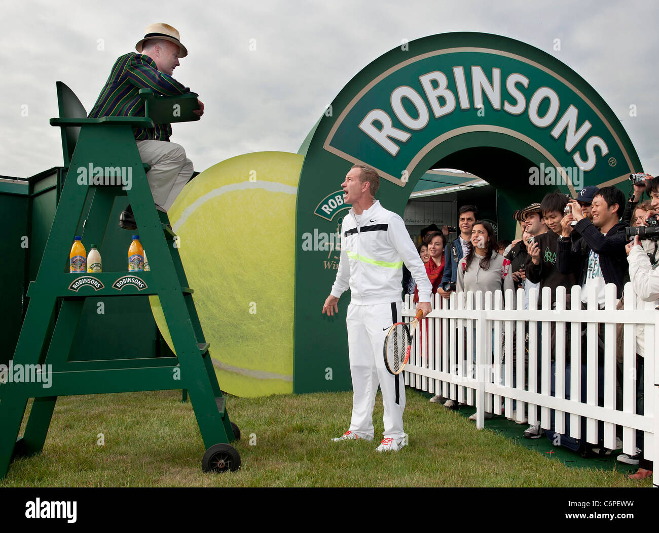 John McEnroe erstellt neu seinen berühmten "Sie kann nicht sein ernst!" Ausbruch in Wimbledon am Morgen Eröffnung der Meisterschaften Stockfoto