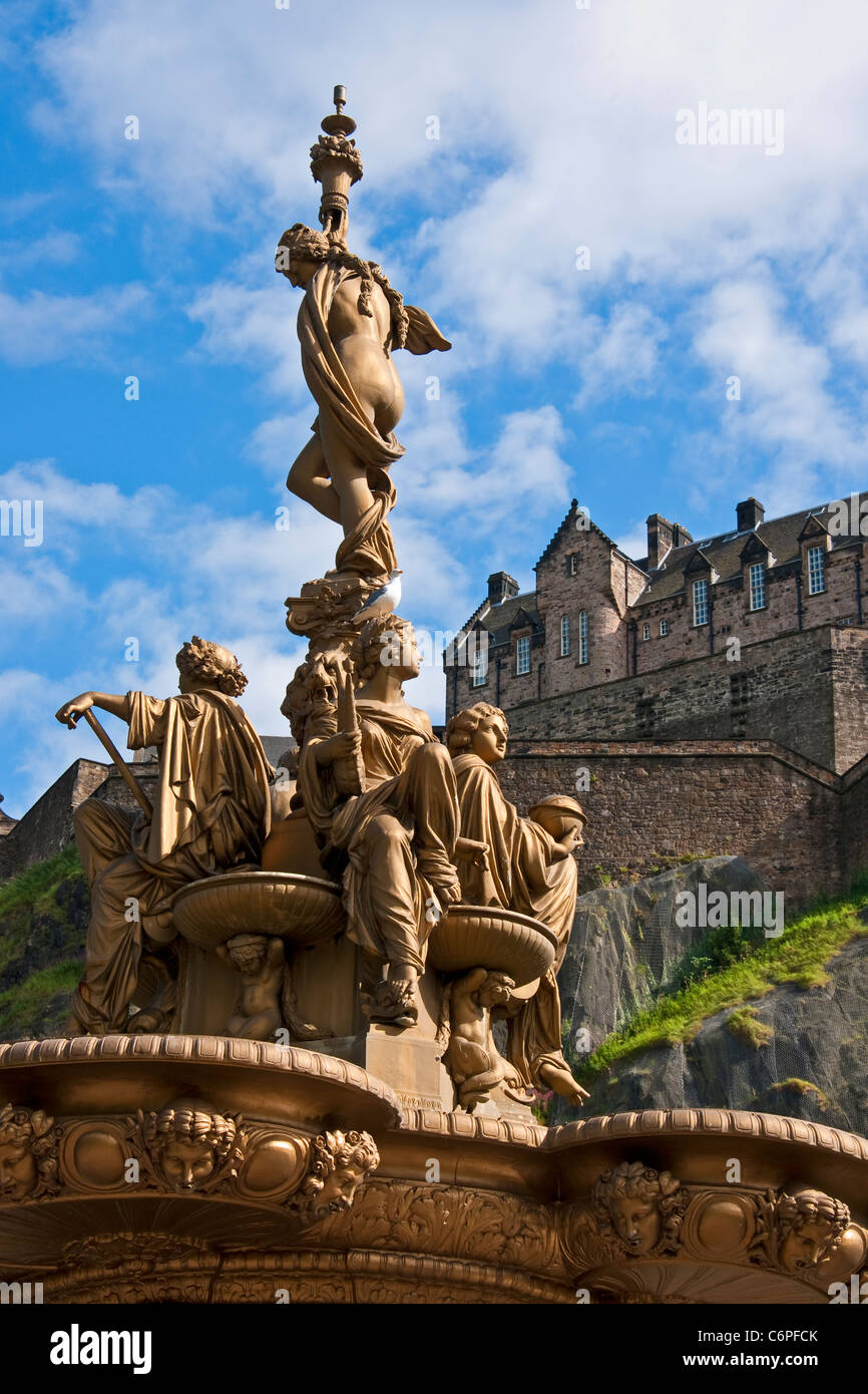 Edinburgh Castle auf vulkanischen Burgfelsen von West Princes Street Gardens mit Ross Fountain Skulptur von Jean-Baptiste Klagmann Stockfoto