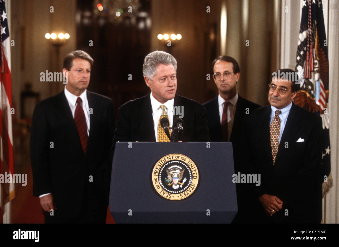 Neue White House Chief Of Staff Erskine Bowles, flankiert von Präsident Bill Clinton, VP Al Gore und ausgehende Stabschef Panetta Stockfoto