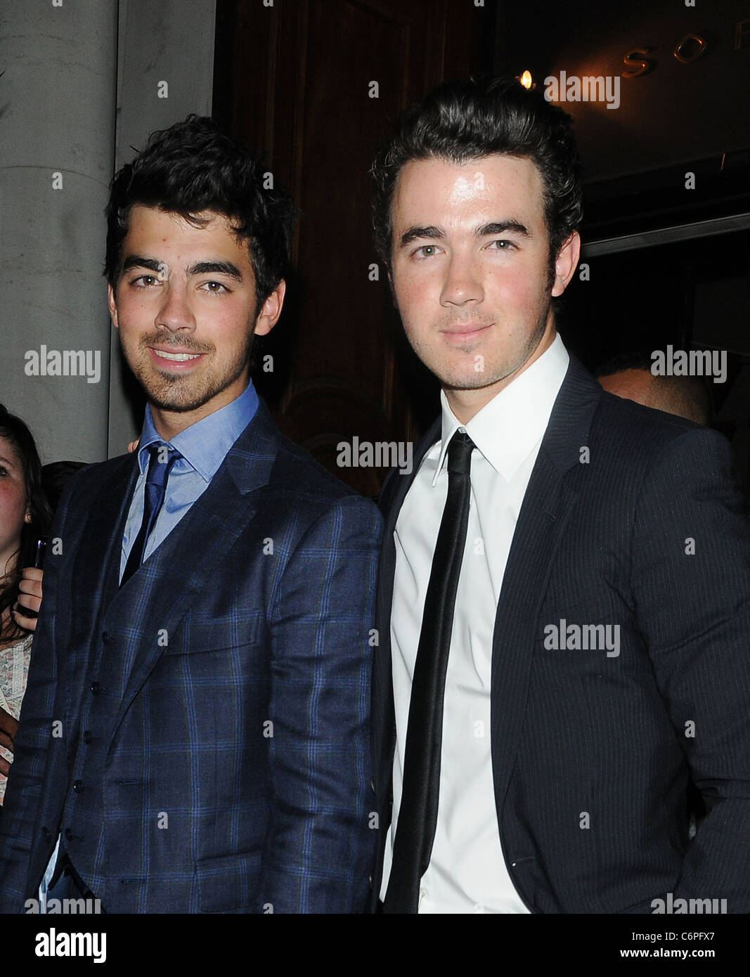 Kommen Sie Joe Jonas Und Kevin Jonas Rechts Von Den Jonas Brothers Wieder In Ihrem Hotel Nach Beobachtete Ihren Bruder Nick Jonas Stockfotografie Alamy