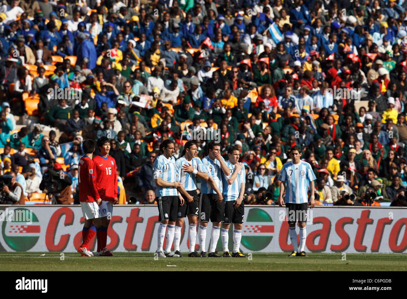 Argentinien Spieler richten Sie eine Wehrmauer während einer Fußball-WM-Spiel gegen Südkorea 17. Juni 2010. Stockfoto