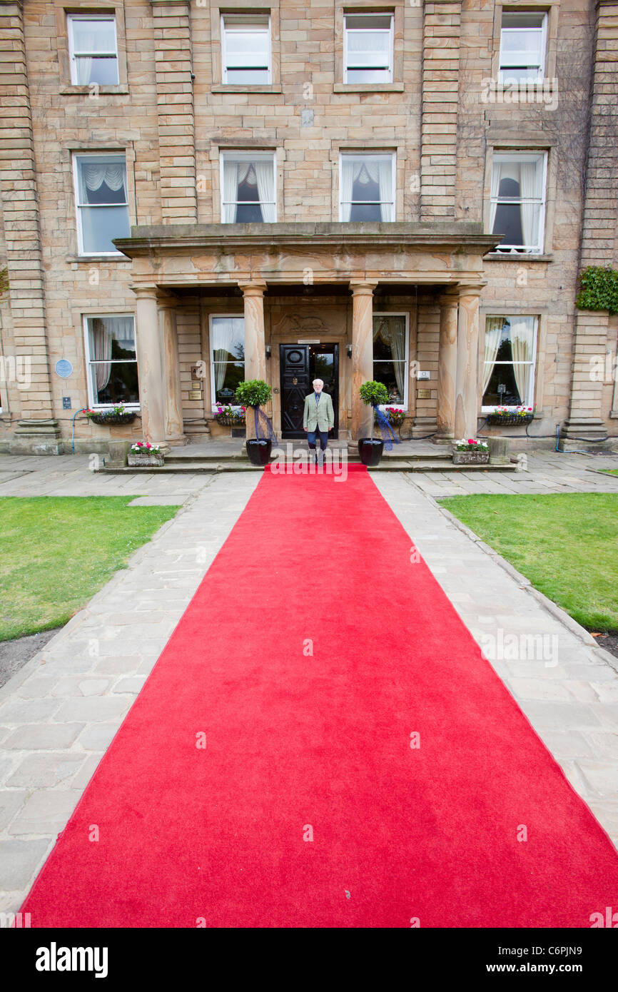 Ein roter Teppich führt in Richtung Walton Hall in der Nähe von Wakefield, Yorkshire, Großbritannien. Stockfoto