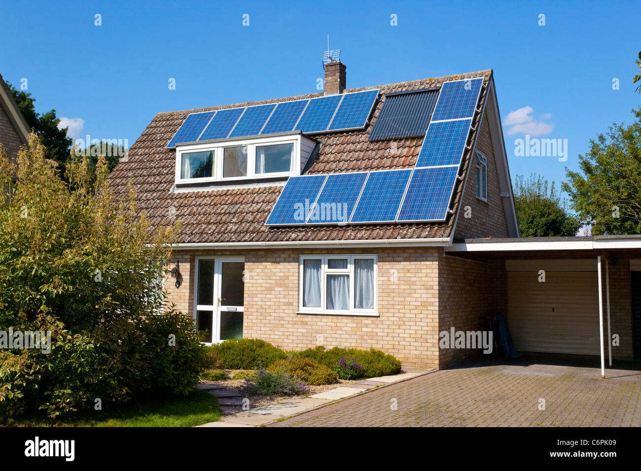 Photovoltaik-Solarzellen auf einem Haus in Suffolk, UK Stockfoto