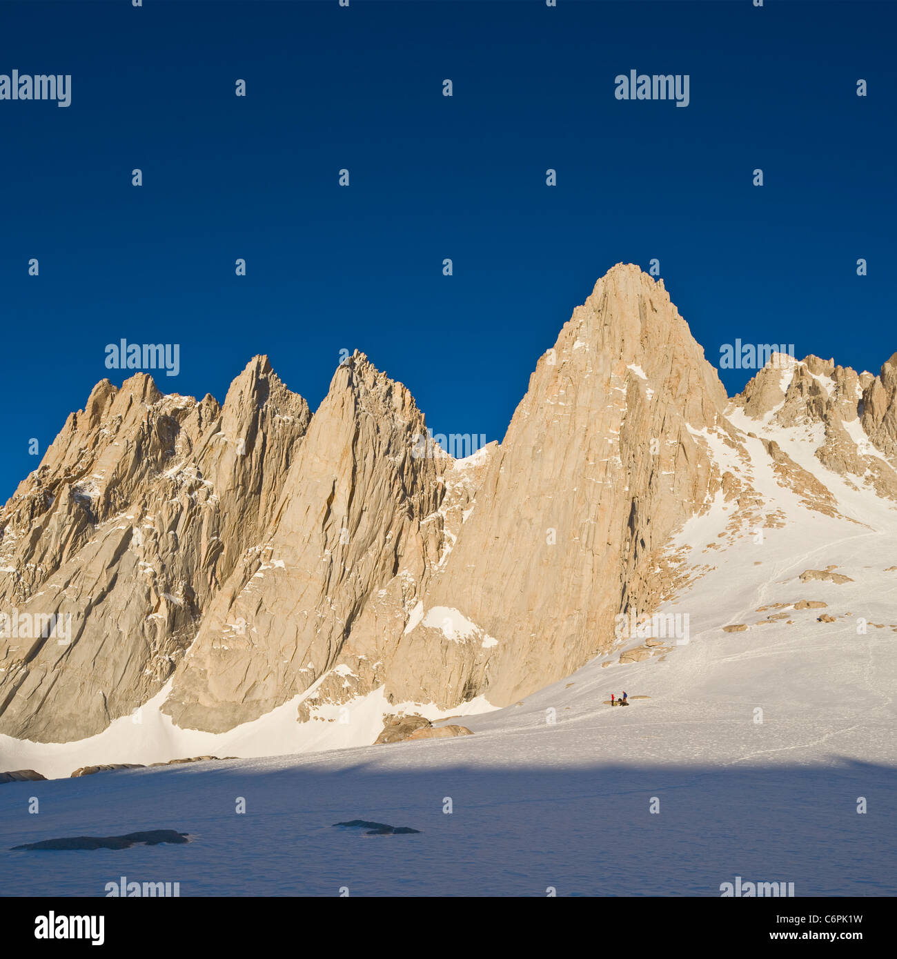 Ostflanke des Mount Whitney, gesehen vom Eisberg See bei 12.600 Fuß (3850m), die Berge der Sierra Nevada, California Stockfoto