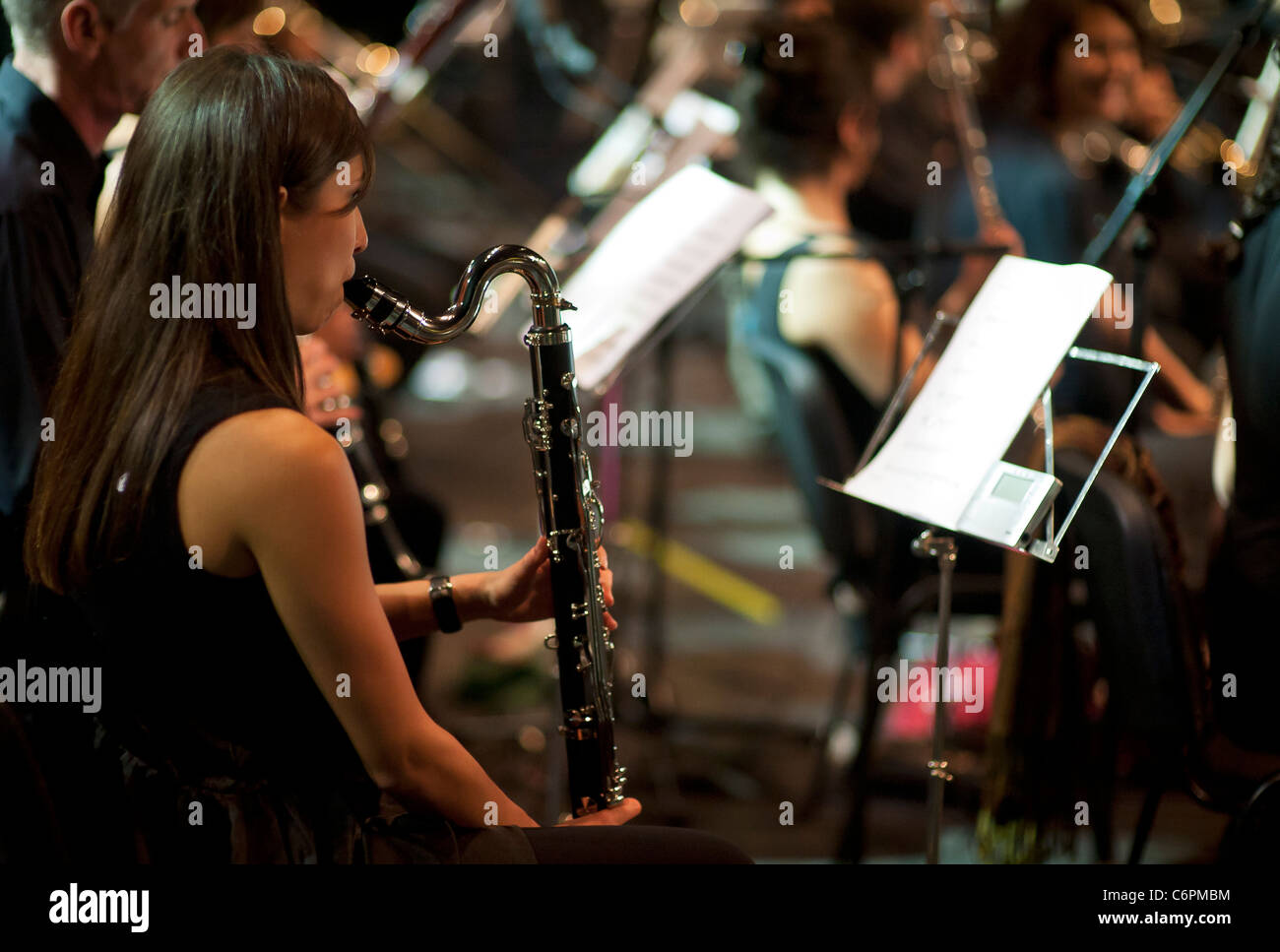 Musiker spielen Bassklarinette in klassisches Konzert. Stockfoto