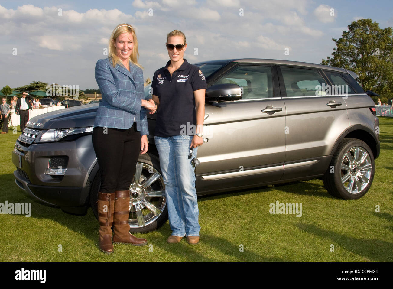 Zara Phillips übernimmt eine neue Range Rover erwähnen bei der Land Rover Burghley Horse Trials, Stamford, Lincolnshire 2011 von Laura Schwab von Land Rover UK Stockfoto