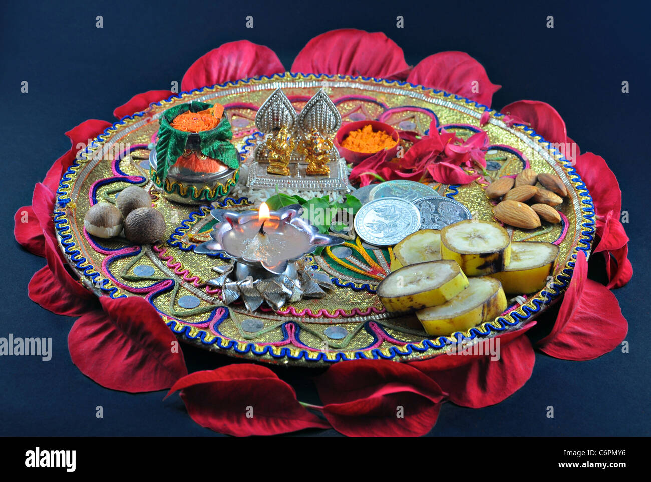 Wunderschön dekoriert Pooja Thali für Deepawali Feier mit indischen Götzen und anderen notwendigen Utensilien zu verehren. Stockfoto