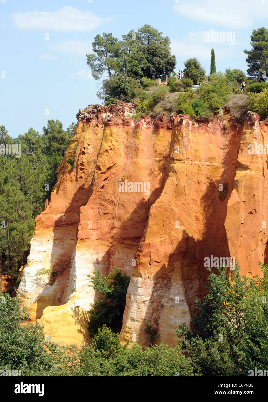 Touristische Route in ehemaligen Ocker Steinbruch im Roussillon, Departement Vaucluse, Provence Region in Frankreich Stockfoto