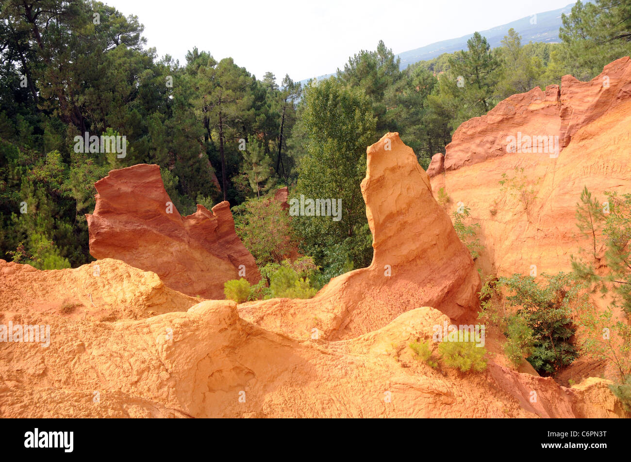 Touristische Route in ehemaligen Ocker Steinbruch im Roussillon, Departement Vaucluse, Provence Region in Frankreich Stockfoto