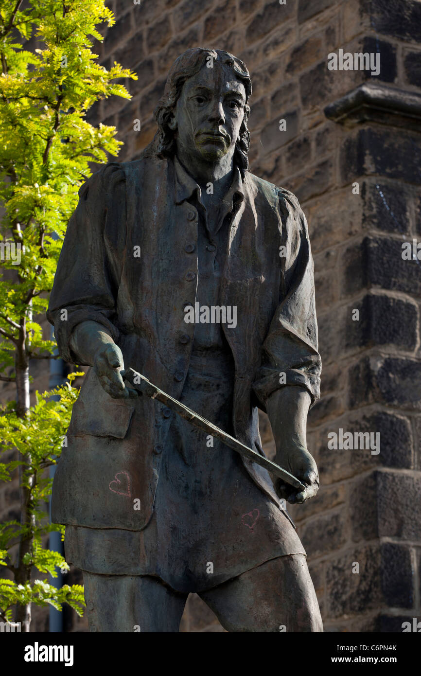 Statue von Thomas Chippendale außerhalb der alten Prince Henry Grammer School, Manor Square Otley; wo er ausgebildet wurde. Stockfoto