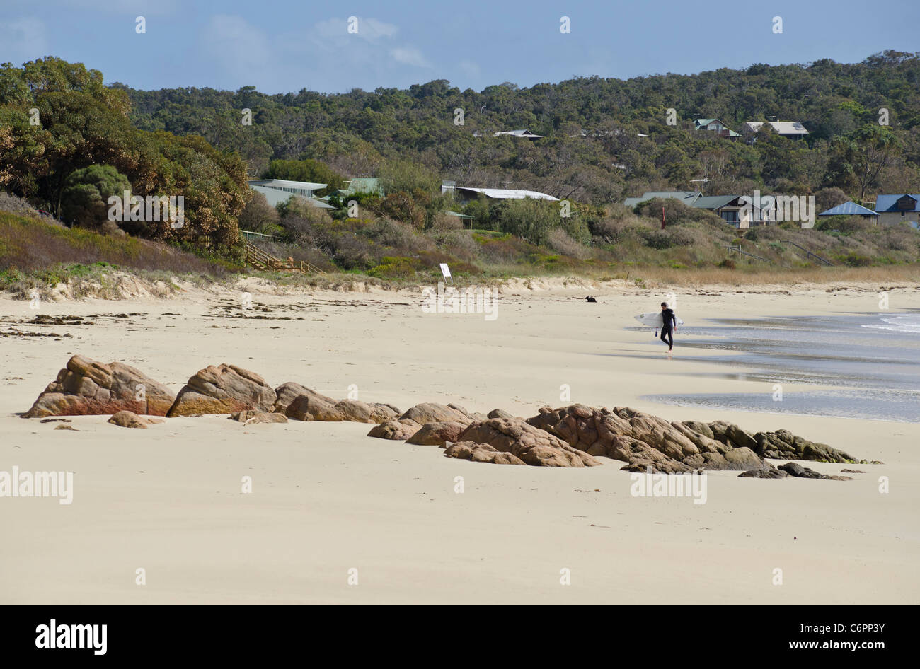 Einsamer Surfer am Strand entlang Meelup Beach Rd, in der Nähe von Dunsborough, Western Australia Stockfoto