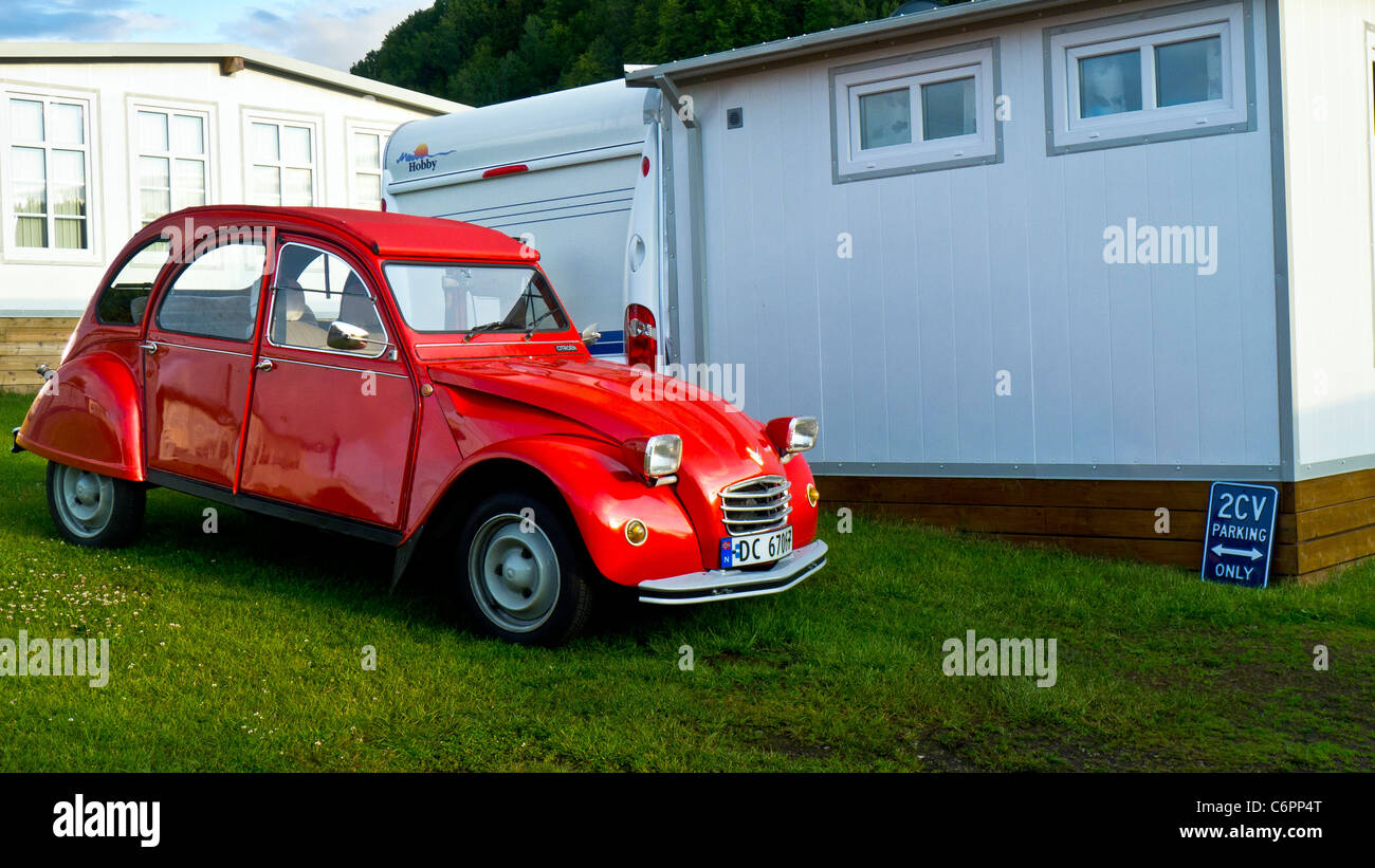 Ein rotes Citroen 2CV Auto parkte auf einem Campingplatz in der Nähe von Risør, Norwegen Stockfoto