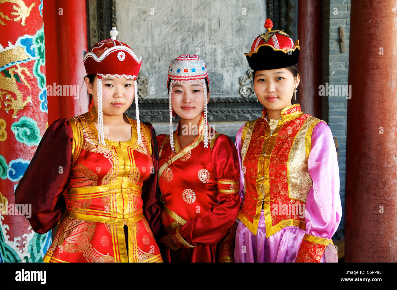 Mongolische Frauen in traditioneller Kleidung, Choijin Lama Tempel Museum, Ulaanbaatar, Mongolei. Kreditrahmen: © Kraig Lieb Stockfoto