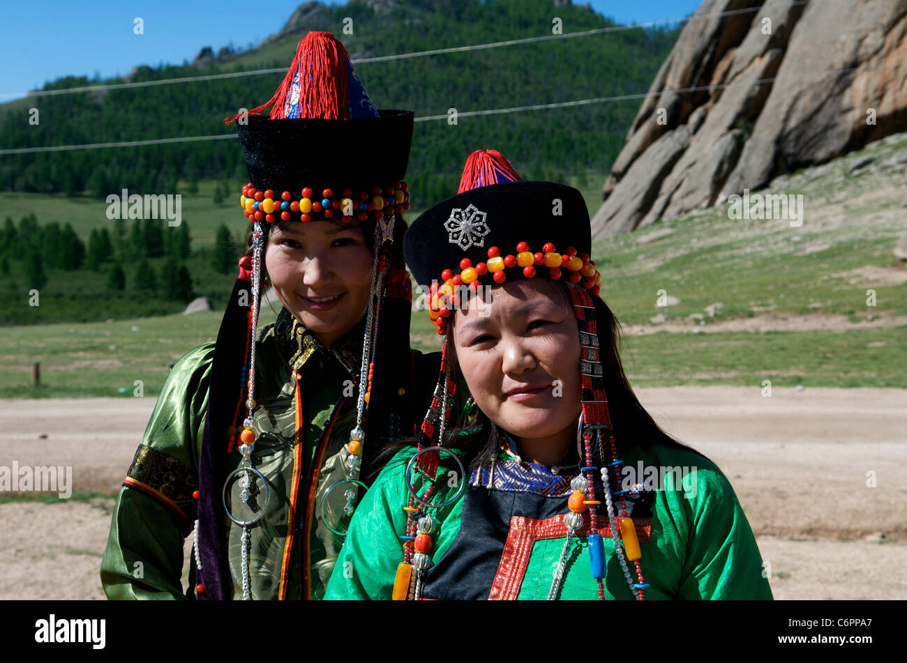 Mongolische Frauen in traditioneller Kleidung, Tärelsch Nationalpark, Mongolei. © Kraig Lieb Stockfoto