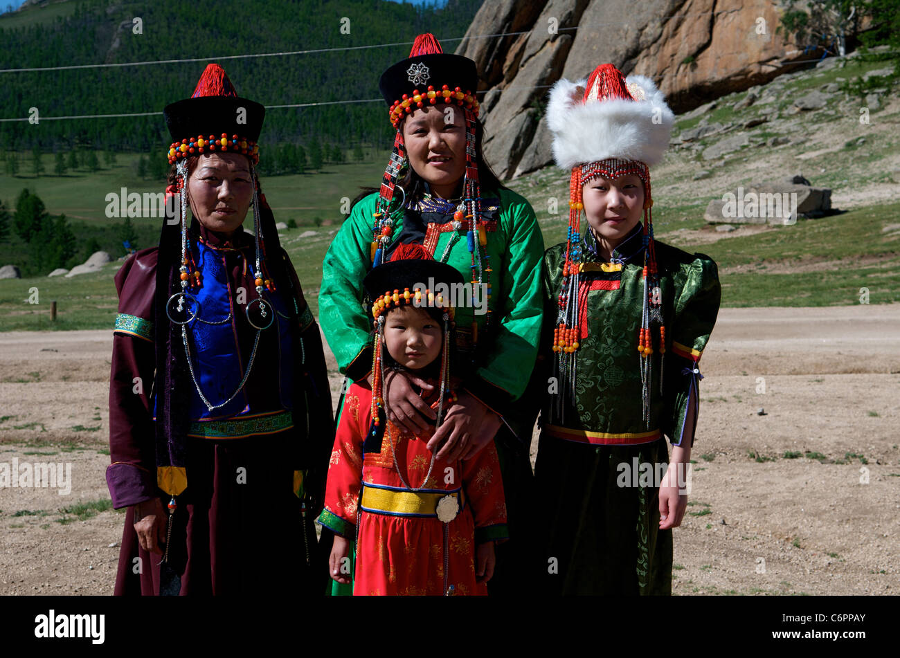 Mongolische Nomaden-Familie in traditioneller Kleidung, Tärelsch Nationalpark, Mongolei. © Kraig Lieb Stockfoto
