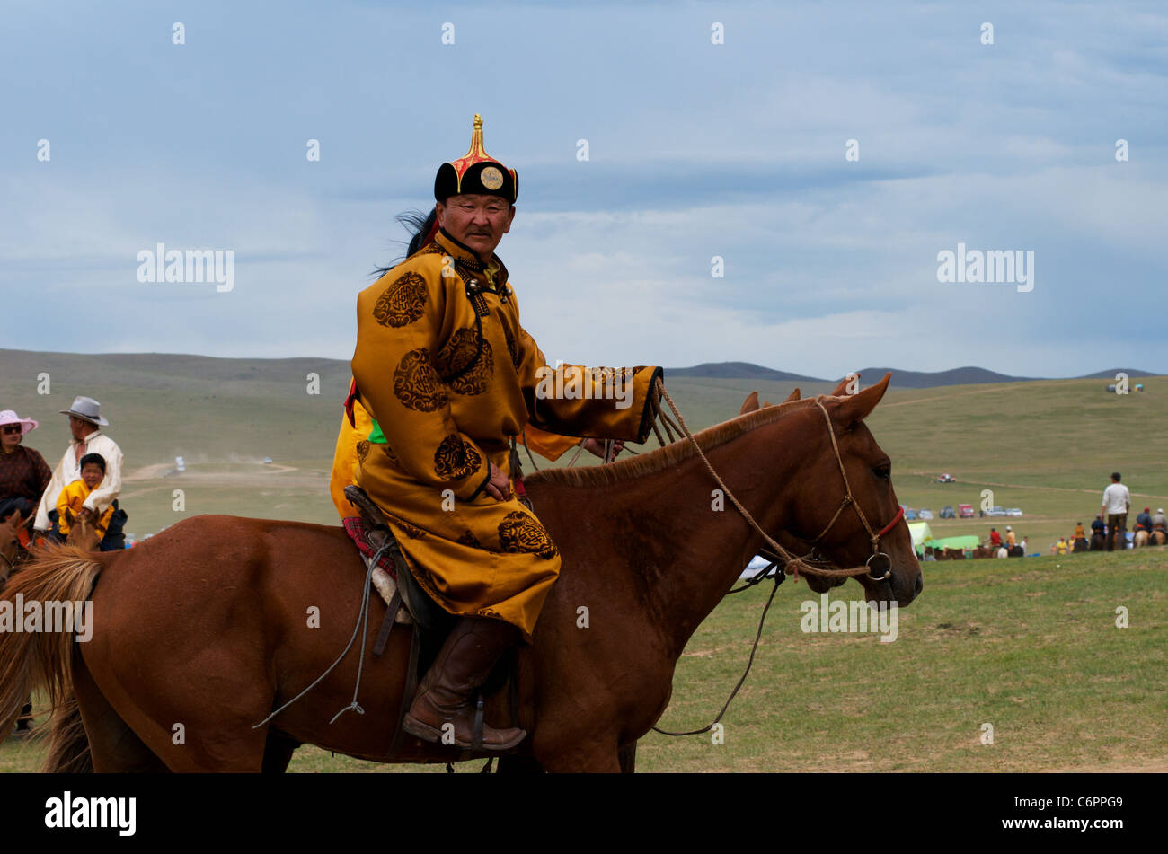 Mongolische Mann in traditioneller Kleidung, Pferderennen und Wettbewerb, NAADAM Festival (Pferderennen), Ulaanbaatar, Mongolei. Credit: Kraig Lieb Stockfoto