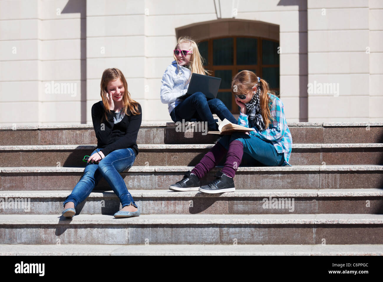 Teenager Schulmädchen auf der Treppe Stockfoto