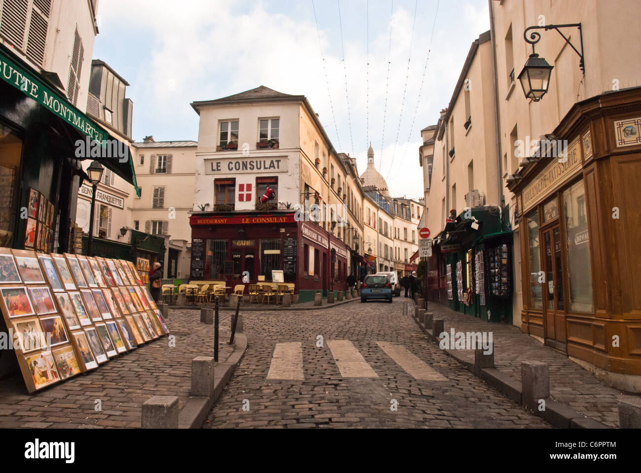 Gepflasterte Straßen, Cafés und Boutiquen der romantischen Künstler Dorf Montmartre, Paris, im Herbst/Winter. Warme Farben. Stockfoto