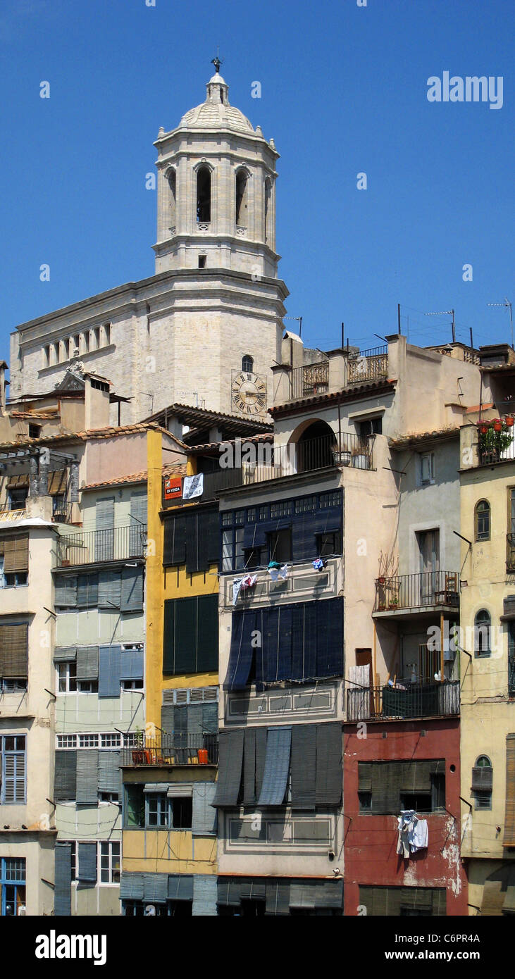 Kathedrale und am Flussufer Altstadthäuser in Girona, Katalonien, Spanien Stockfoto