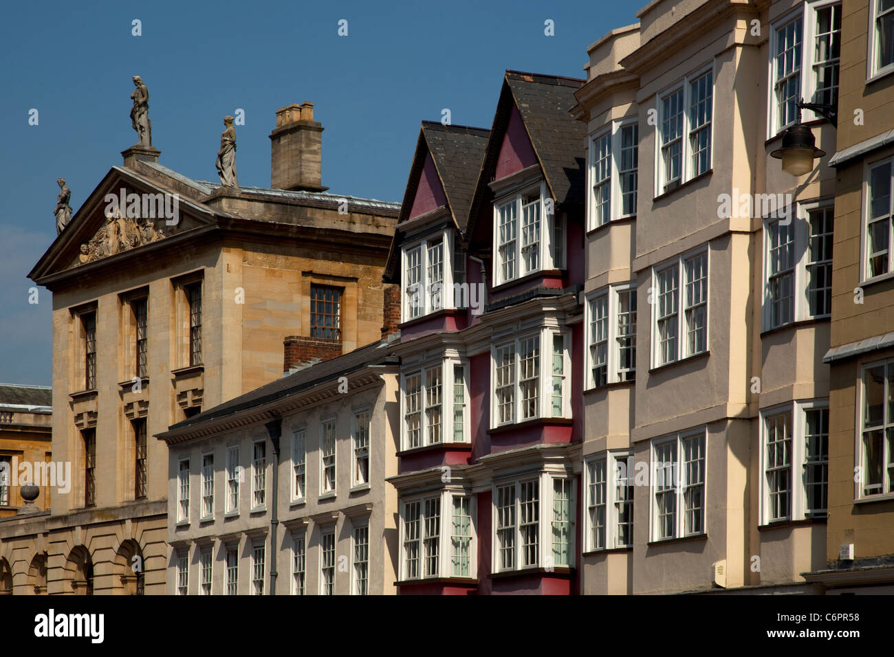 alte Gebäude und Queens College Fassade auf High Street, Oxford, england Stockfoto