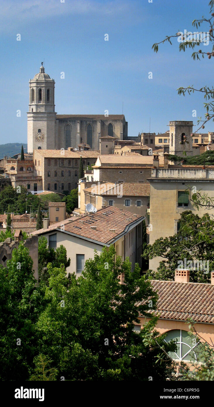 Blick von der Stadtmauer in Richtung Altstadt & Kathedrale von Girona, Katalonien, Spanien Stockfoto