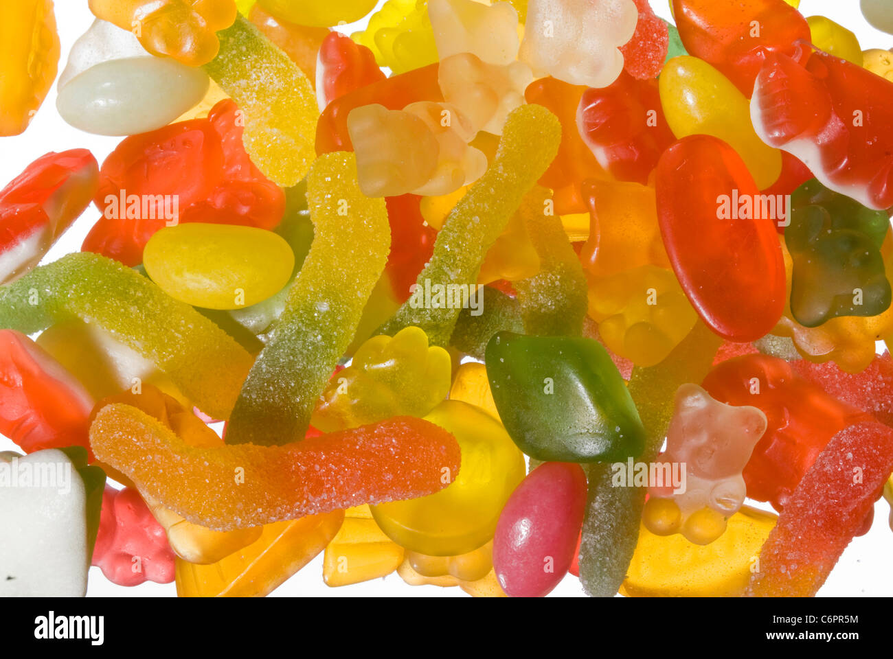 rot, gelb, orange und grün bunten Süßigkeiten auf einen durchsichtigen Hintergrund liegen. Stockfoto