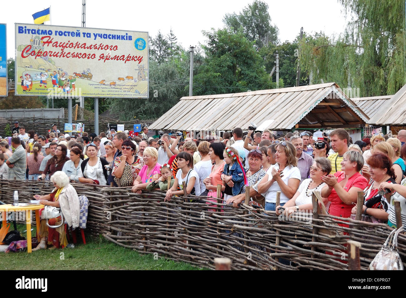 Masse der Leute beobachten Perfomance der traditionellen ukrainischen folk-Gruppe auf der Open-Air-berühmten nationalen Sorochintsi Messe Stockfoto