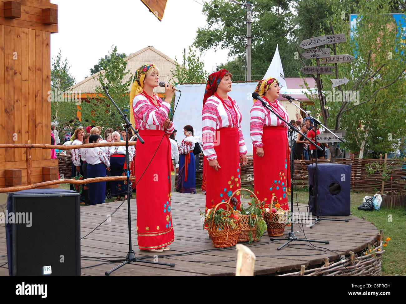 : Unbestimmte ukrainischen Folkloregruppe in traditioneller Kleidung auf der Bühne während der berühmten nationalen Sorochinskiy Messe durchführen Stockfoto