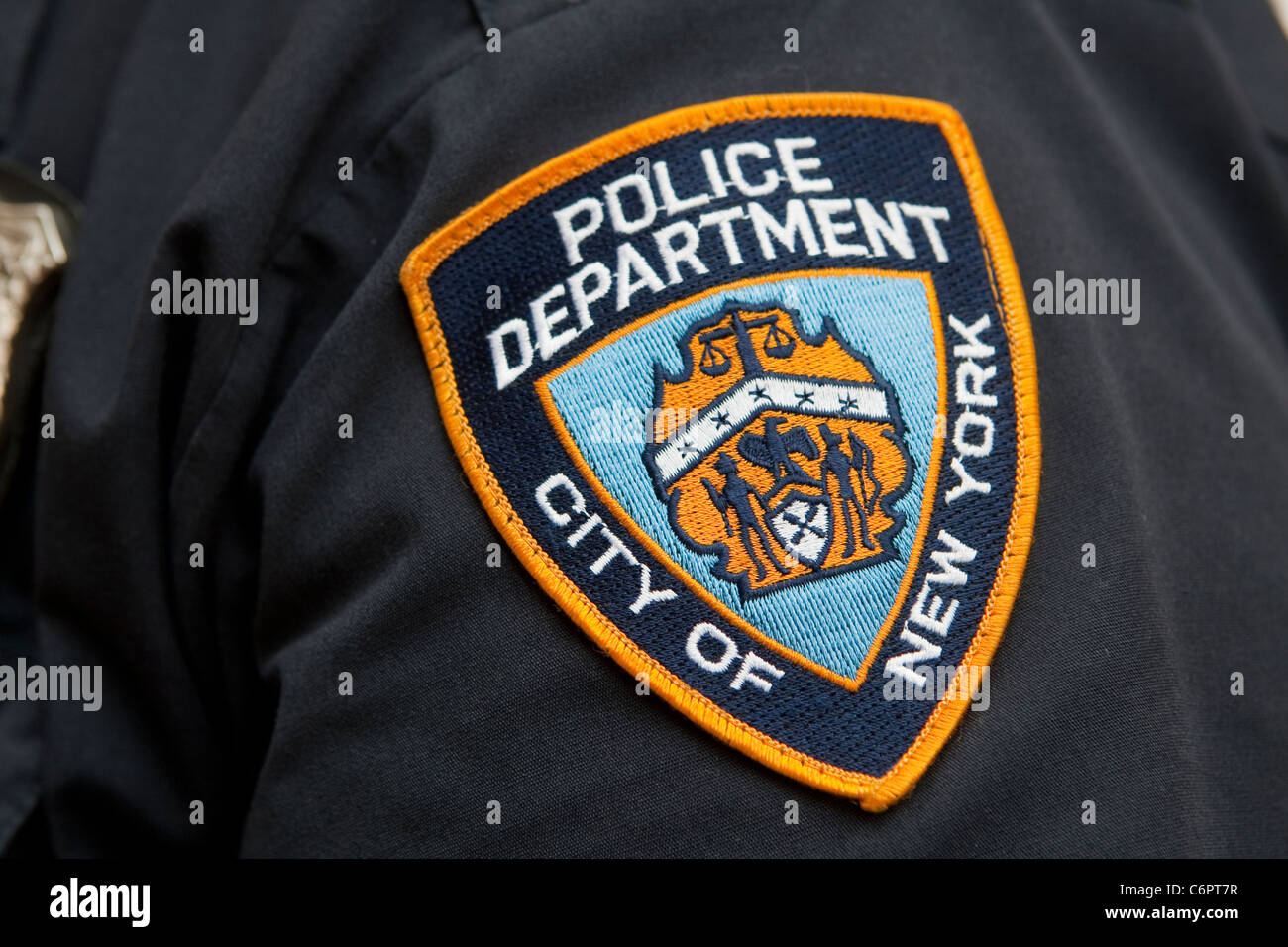 New York Police Department Abzeichen ist auf ein Offizier im New Yorker Stadtteil Manhattan abgebildet. Stockfoto