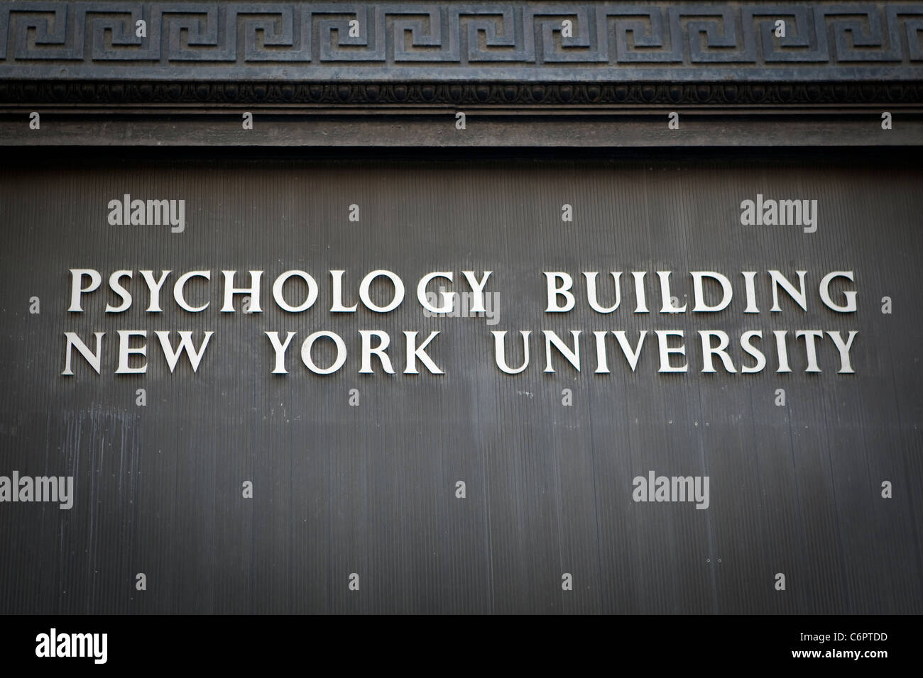 Psychologie-Gebäude der New York University ist im New Yorker Stadtteil Manhattan abgebildet. Stockfoto