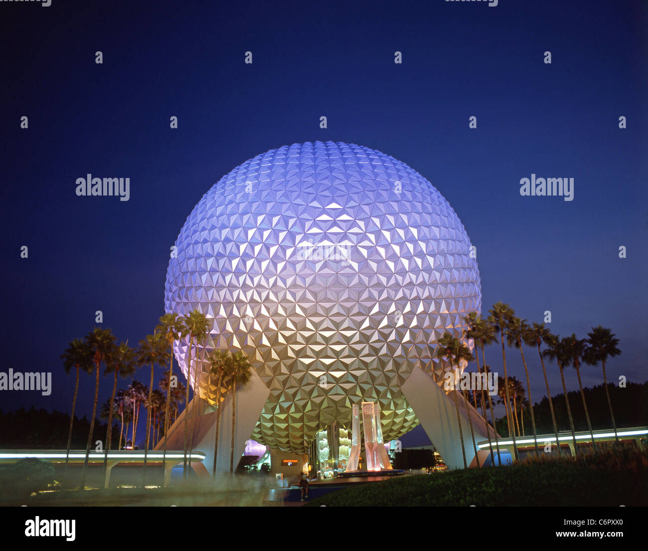 Space Mountain in der Abenddämmerung, Epcot Center, Walt Disney World, Orlando, Florida, Vereinigte Staaten von Amerika Stockfoto