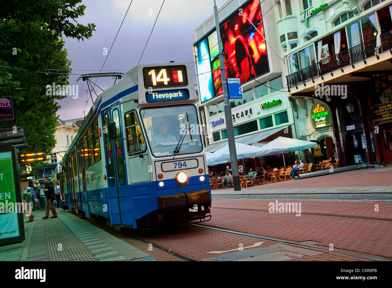 Europa, Niederlande, Amsterdam, Straßenbahn in Rembrandtplein Stockfoto