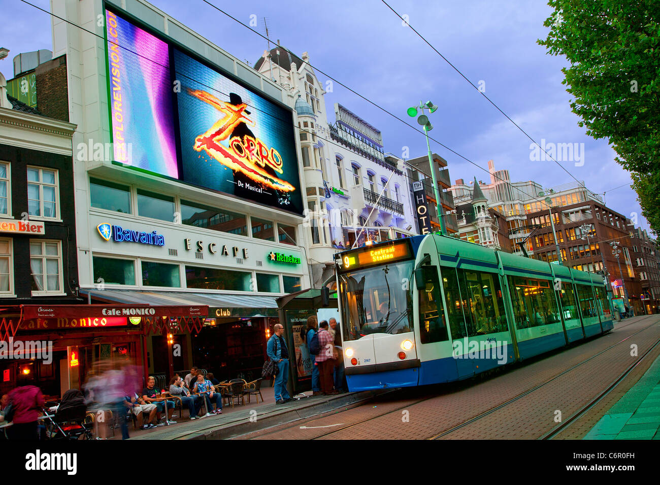 Europa, Niederlande, Amsterdam, Straßenbahn in Rembrandtplein Stockfoto