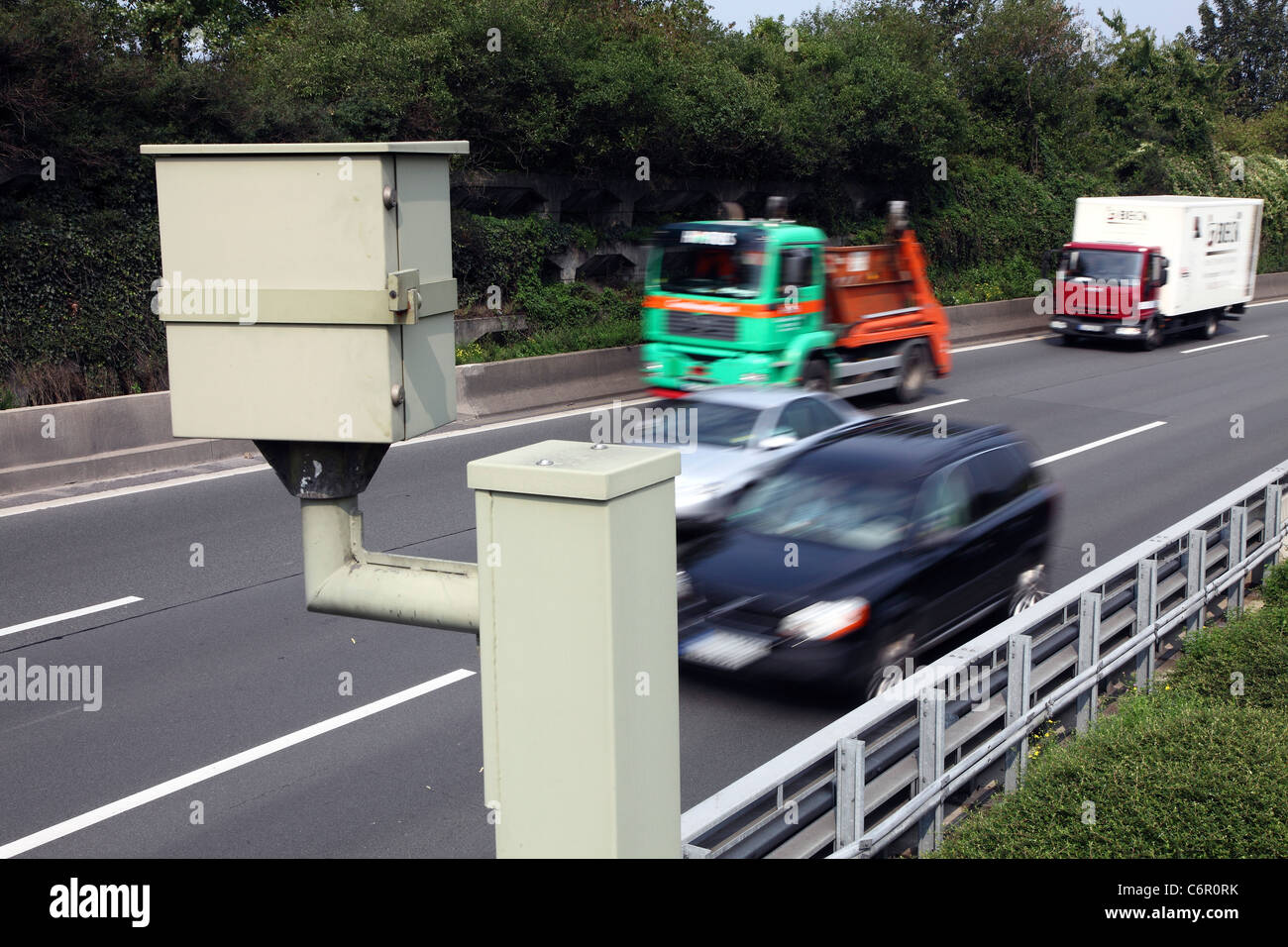 Verkehrskameras Kontrolle, Blitzer auf A40 Autobahn, Autobahn. Essen ...