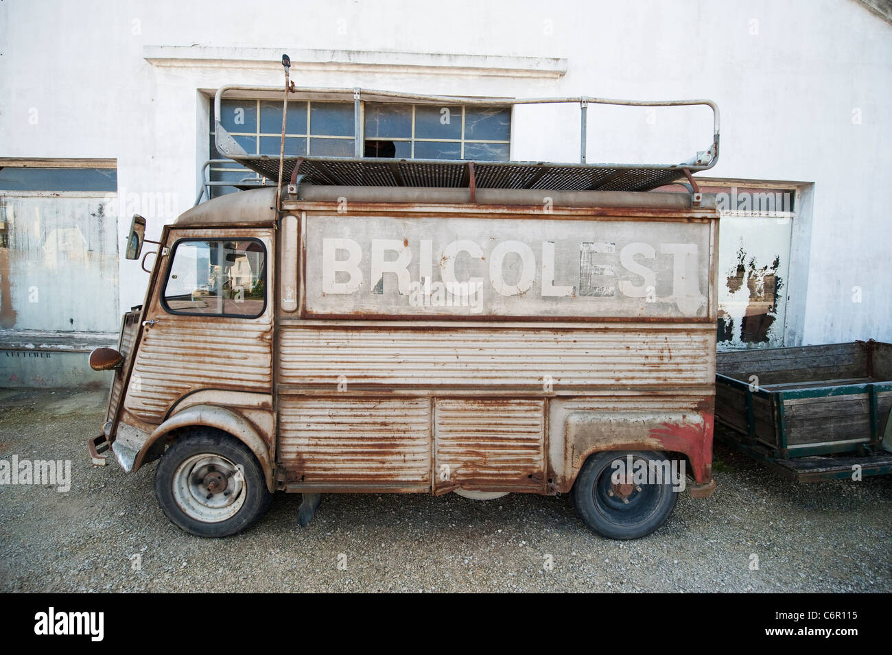 Rosten ikonischen Citroen H van im Dorf Garage Chaource in Champagne-Ardenne, Frankreich. Stockfoto