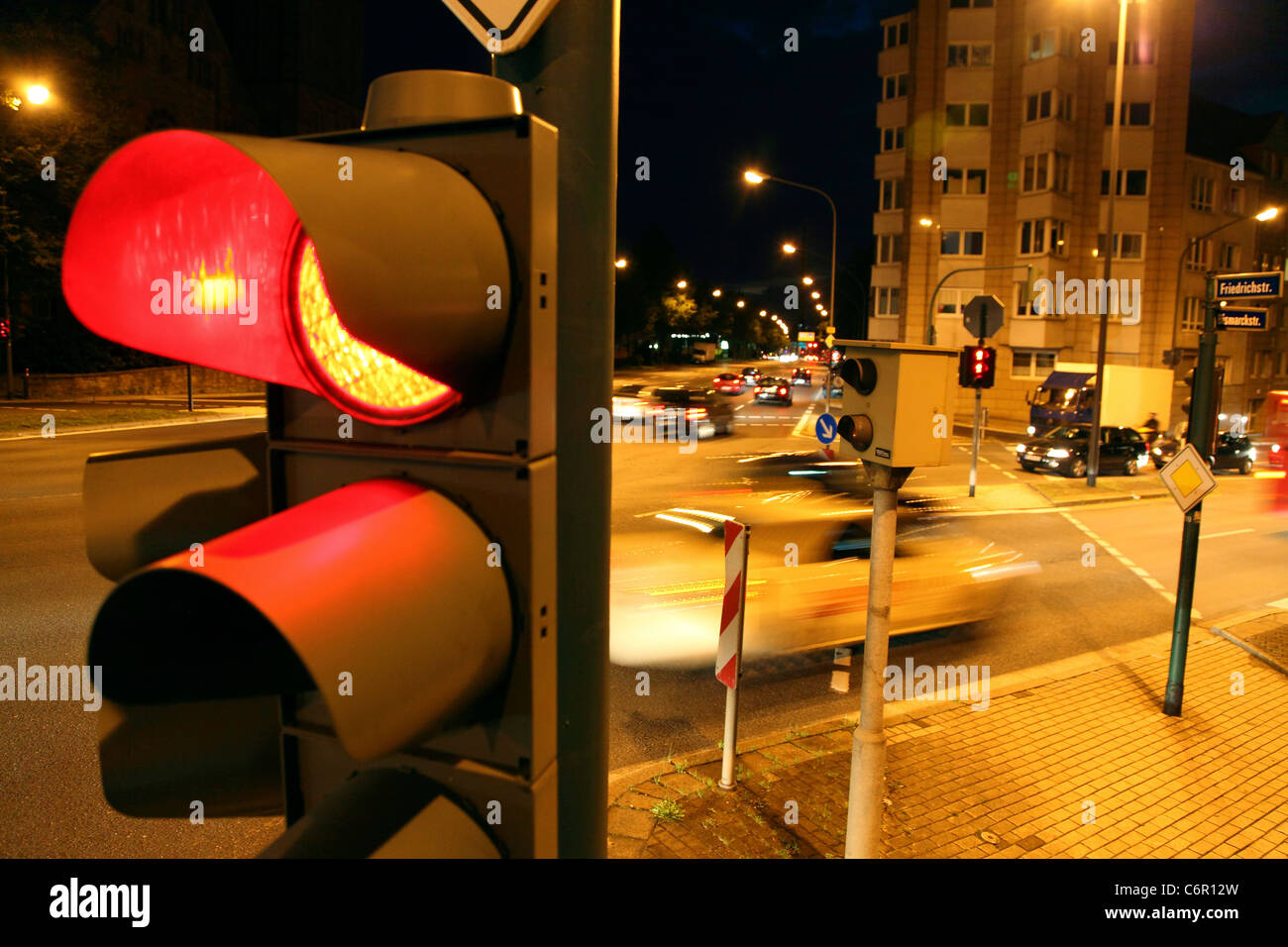 Verkehrskameras, an einer Ampel, innerstädtischen Straße überqueren, steuert Autos überfahren von Rotlicht-Signal. Stockfoto
