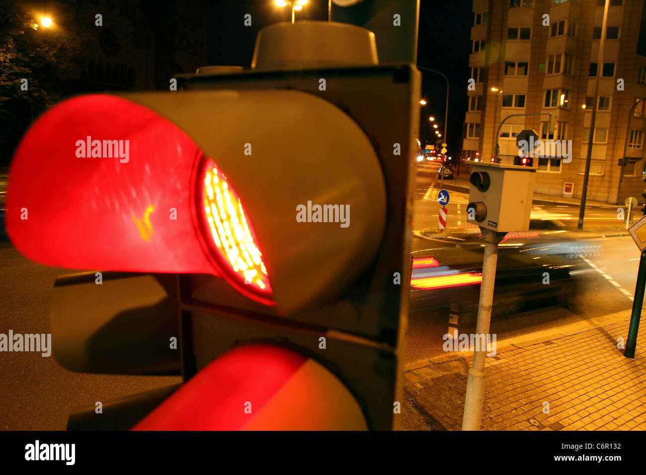 Verkehrskameras, an einer Ampel, innerstädtischen Straße überqueren, steuert Autos überfahren von Rotlicht-Signal. Stockfoto
