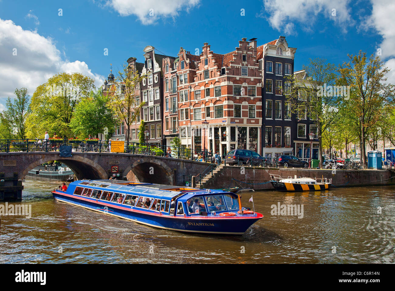 Europa, Niederlande, Amsterdam, Ausflugsboot auf Brouwersgracht Kanal Stockfoto