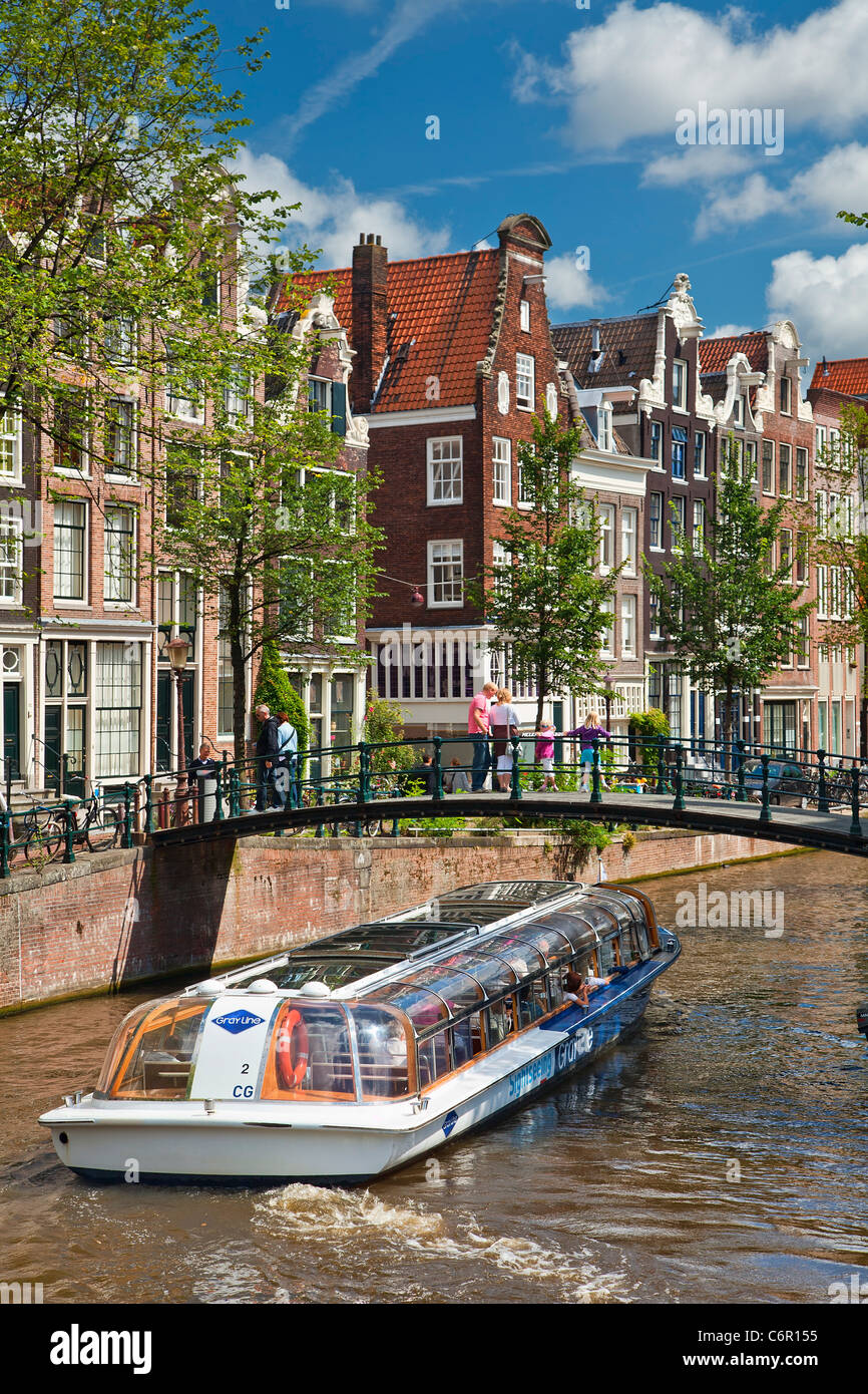 Europa, Niederlande, Tourenboot am Kanal in Amsterdam Stockfoto