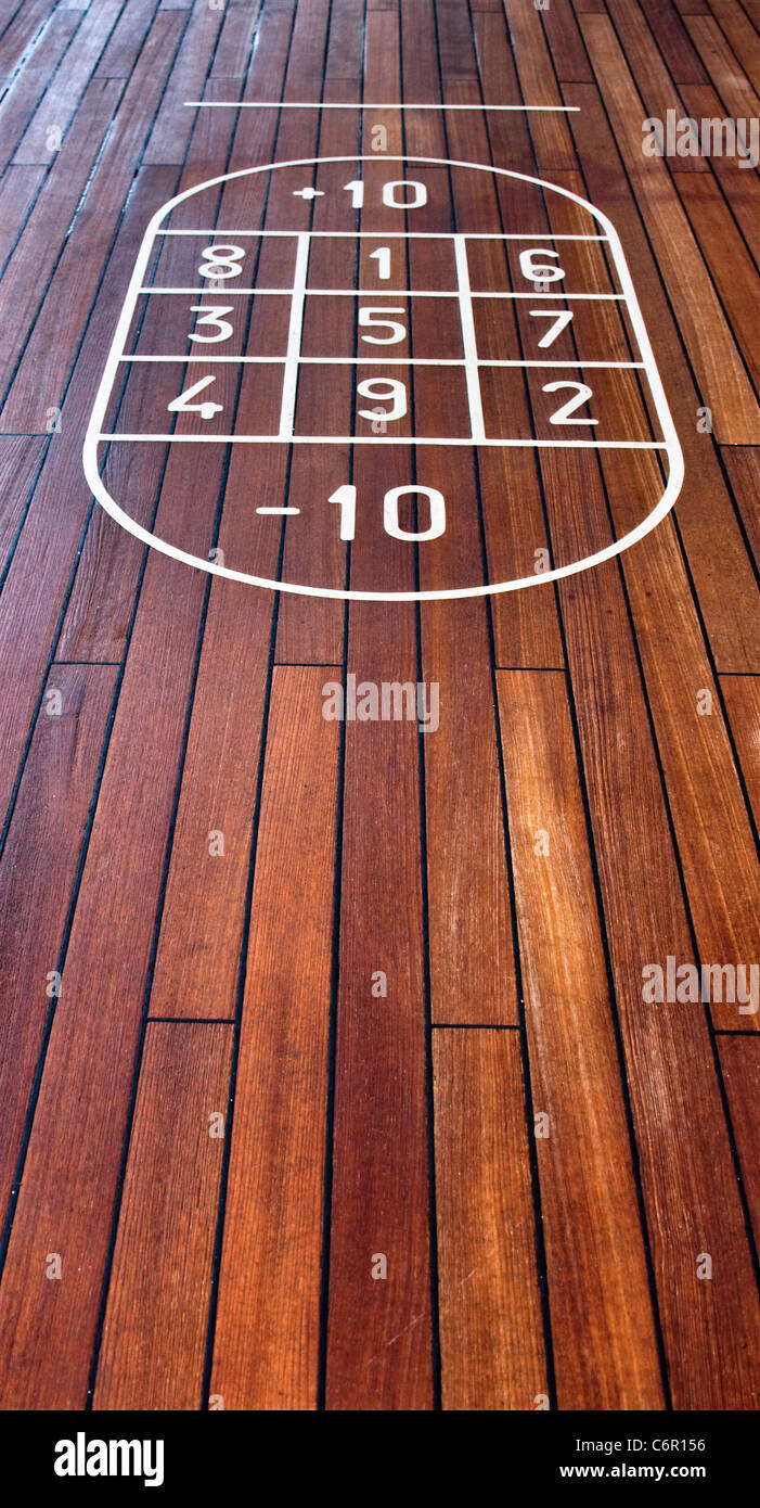 Das Spiel von Shuffleboard auf einer Kreuzfahrt Schiffe Deck zeigt den markierten Bereich scoring Stockfoto
