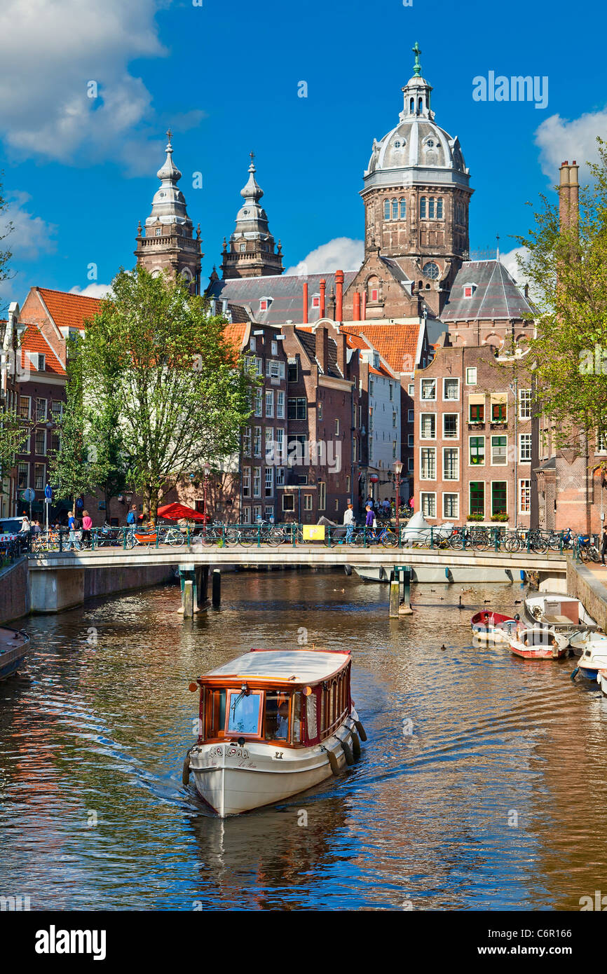 Europa, Niederlande, Amsterdam, St. Nicolaaskerk Blick vom Kanal Stockfoto