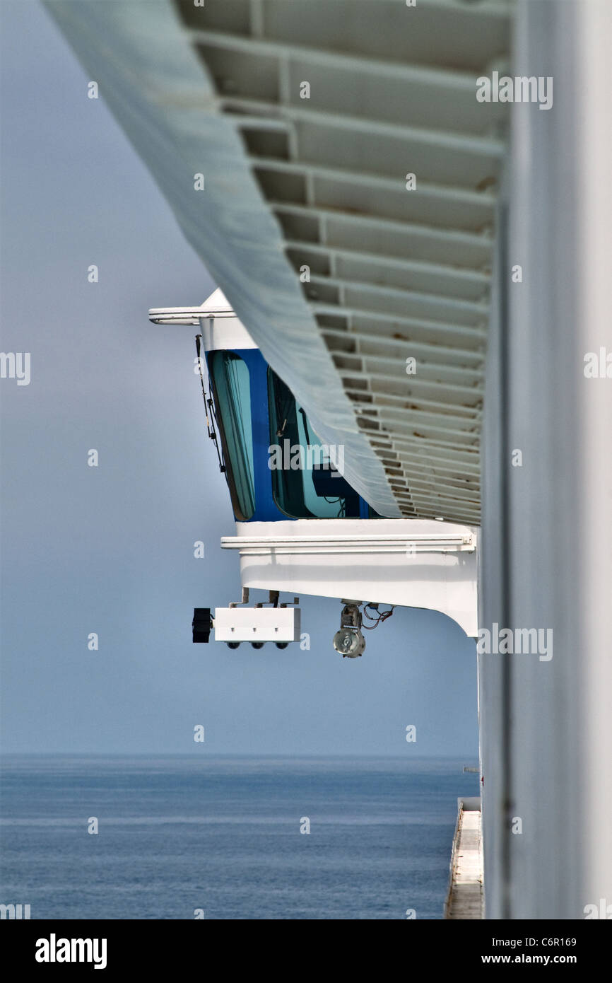 Der Stürmer von einem Kreuzfahrtschiff zeigt den Hafen Seite Brücke, blaues Meer und blauer Himmel. Stockfoto