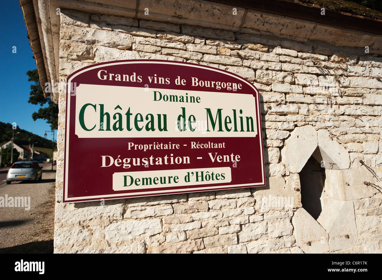 Chateau de Melin Zeichen in der französischen Wein-Dorf Auxey-Duresses in Burgund. Stockfoto