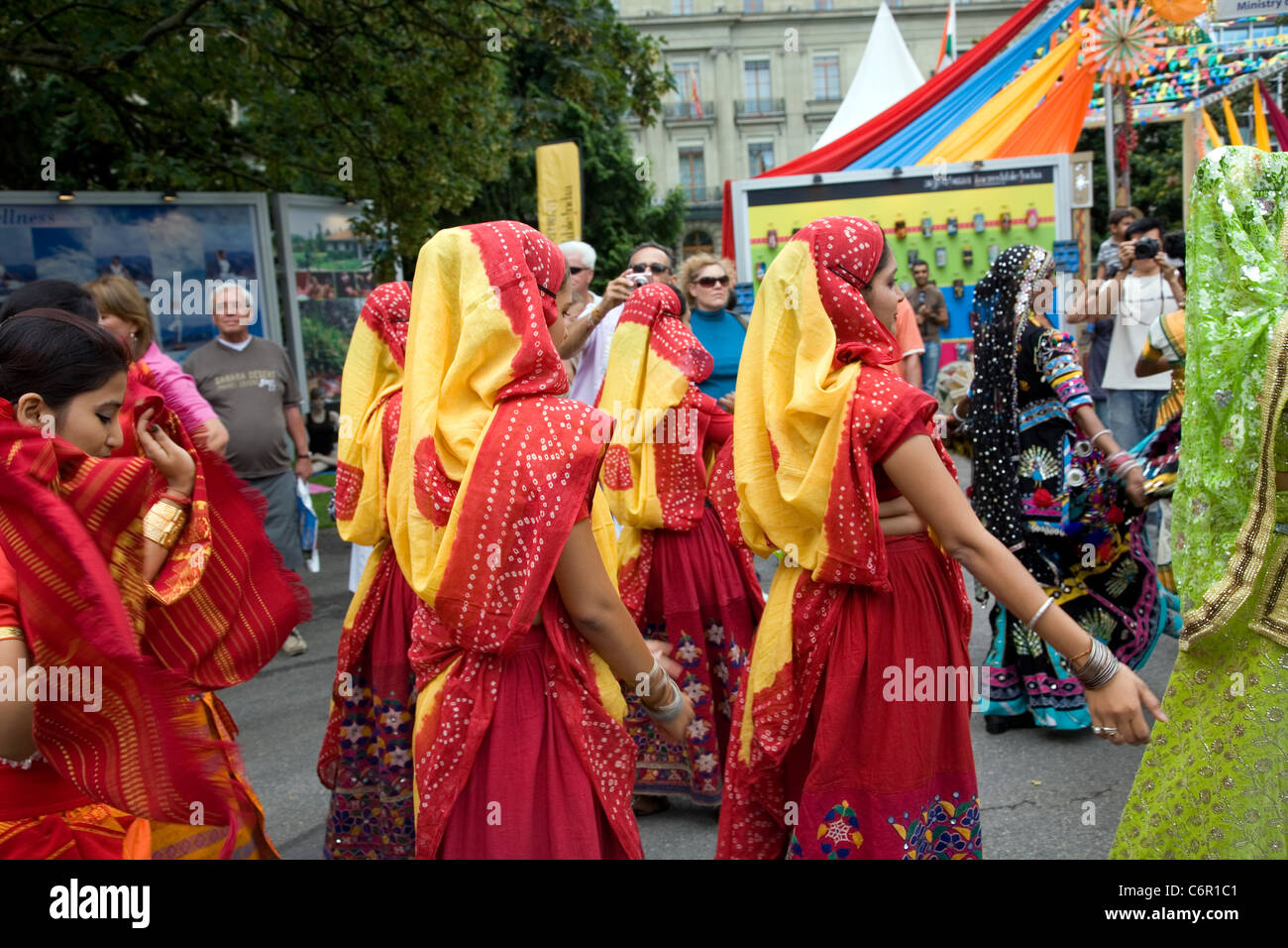 Tänzer-Prozession während Incredible India Präsentation in Genf Festival Stockfoto