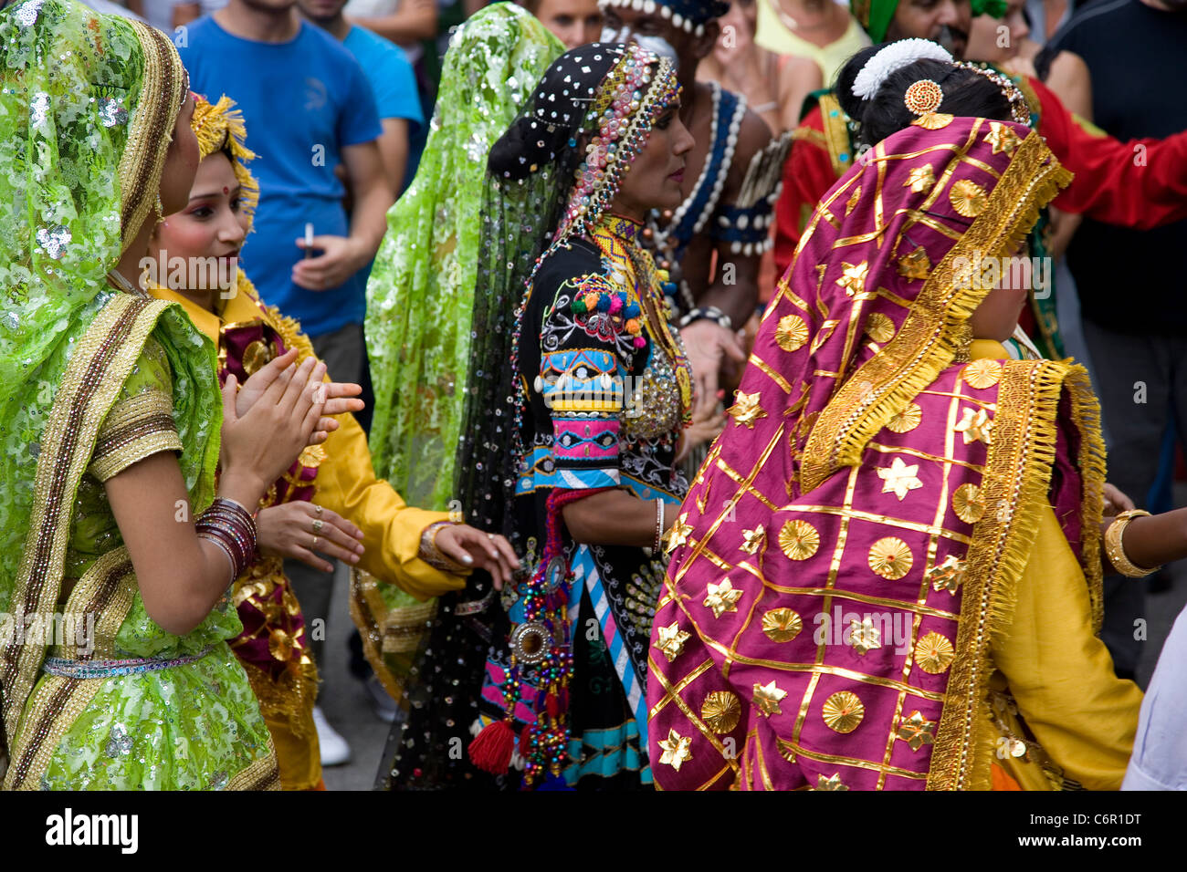 Tänzer-Prozession während Incredible India Präsentation in Genf Festival Stockfoto