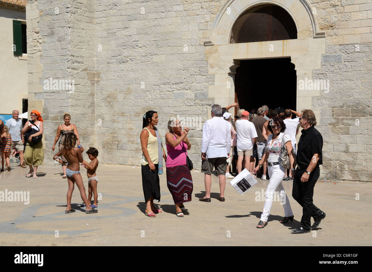 Zigeuner, Zigeuner, Romani oder Rom Verkauf von Schmuckstücken an Touristen außerhalb der befestigten Kirche Les Saintes-Maries-de-la-Mer Camargue Provence Frankreich Stockfoto