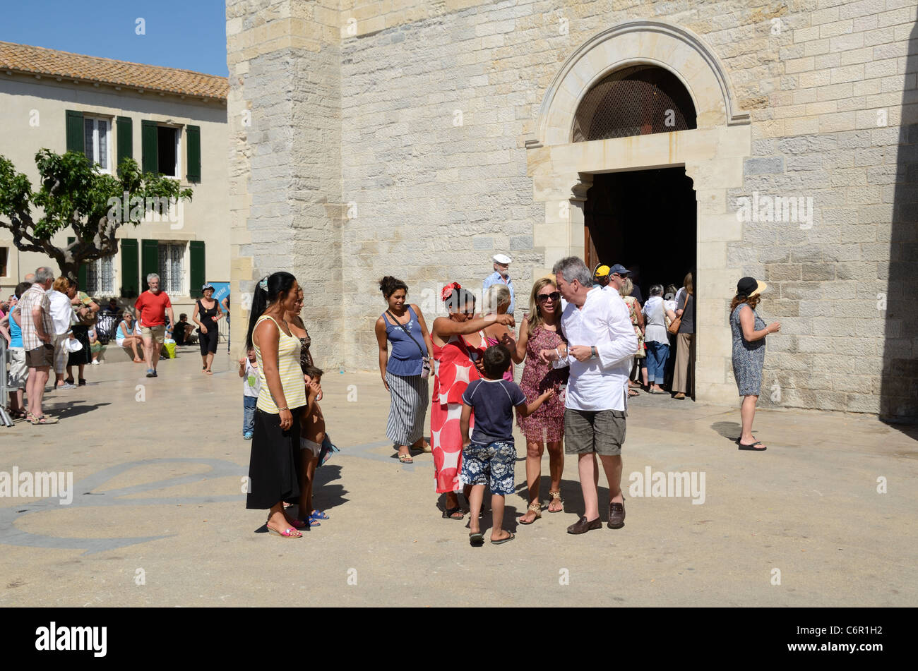 Zigeuner oder Roma Verkauf von Schmuckstücken an Touristen außerhalb der befestigten Kirche Les Saintes-Maries-de-la-Mer Camargue Provence Frankreich Stockfoto